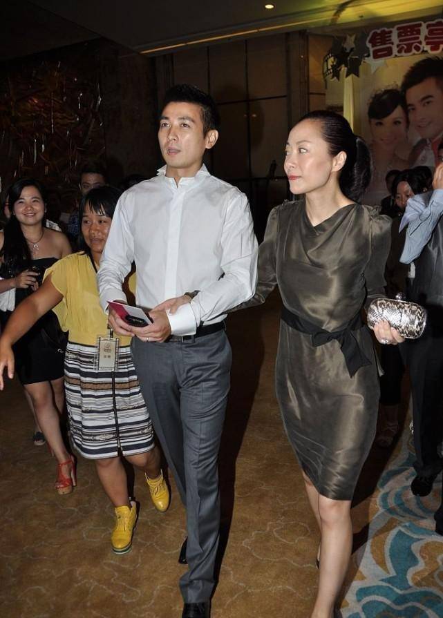 设计 保剑锋妻子挺贵气的，穿修身裙配黑色蝴蝶结束腰，气韵成熟有味道
