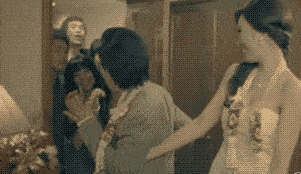 搞笑段子：跟老公吵架，氣得跑回娘家，發現老爸一個人窩在沙發… 搞笑整蠱 第4张