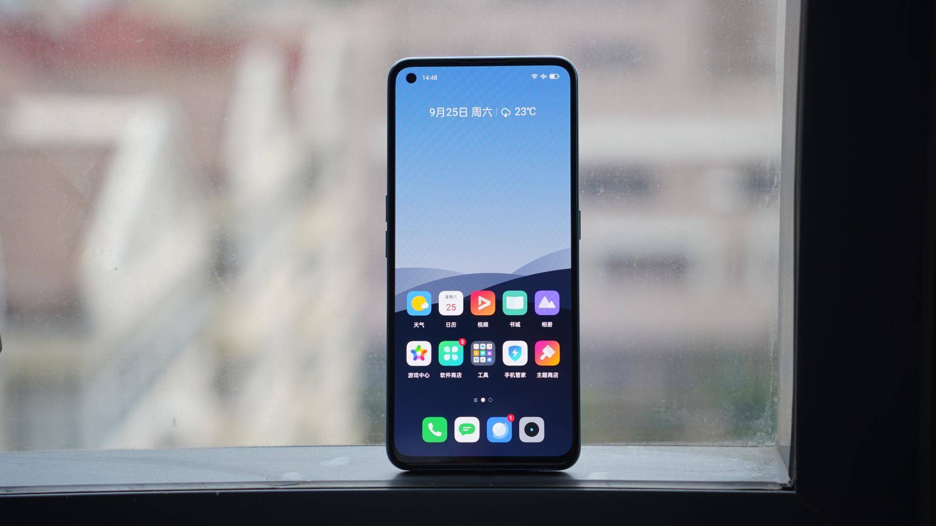 62英寸的最新三星e4屏幕,分辨率为2400x1080 fhd ,并支持120hz刷新率