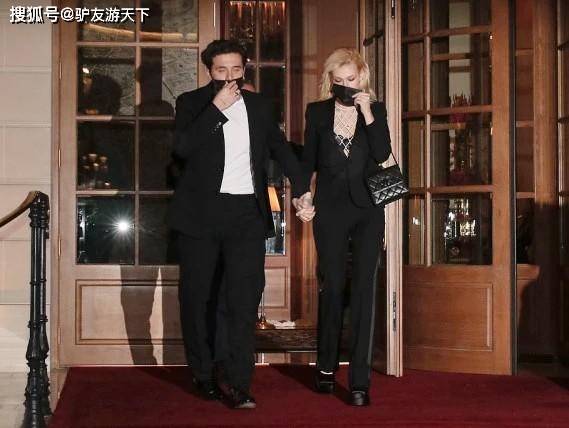 黑色 大布未婚妻真敢穿，西装+渔网内搭够个性，这衣品贝克汉姆怎么想