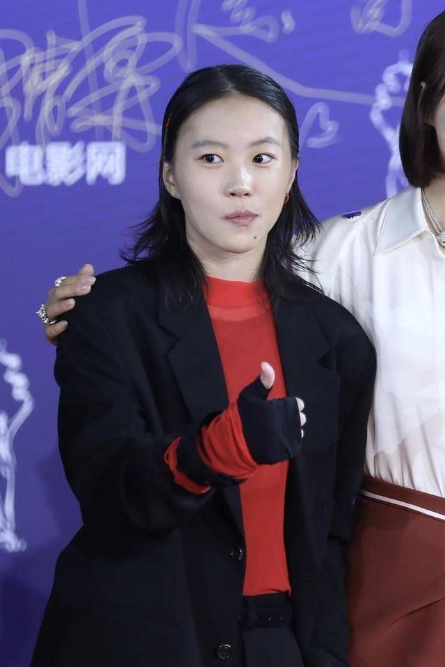 黑色 窦靖童厉害了！穿西装内搭红色上衣简约时髦，真不愧是王菲的女儿