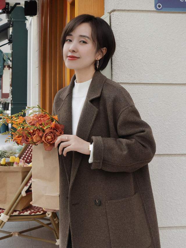 颜色 这个颜色的大衣穿起来给人一种成熟稳重的感觉