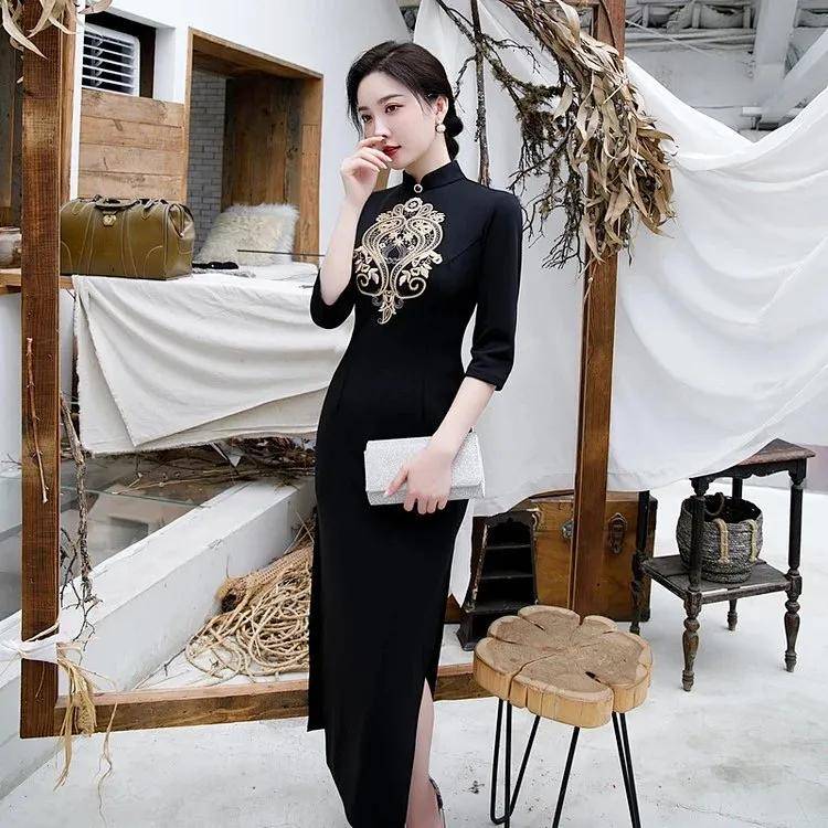 黑色 复古风的黑色旗袍，显瘦百搭能够显出女性的气质，一般人驾驭不了