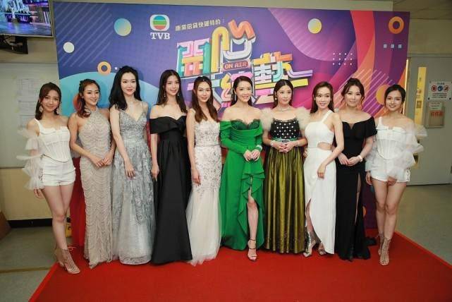 侄女 向华强侄女挺有魅力的,穿抹胸裙还特意罩层蕾丝,看着挺高贵的