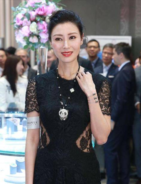 黑色 李嘉欣穿黑色蕾丝裙现身，51岁依然皮肤紧致，举手投足都有豪门范