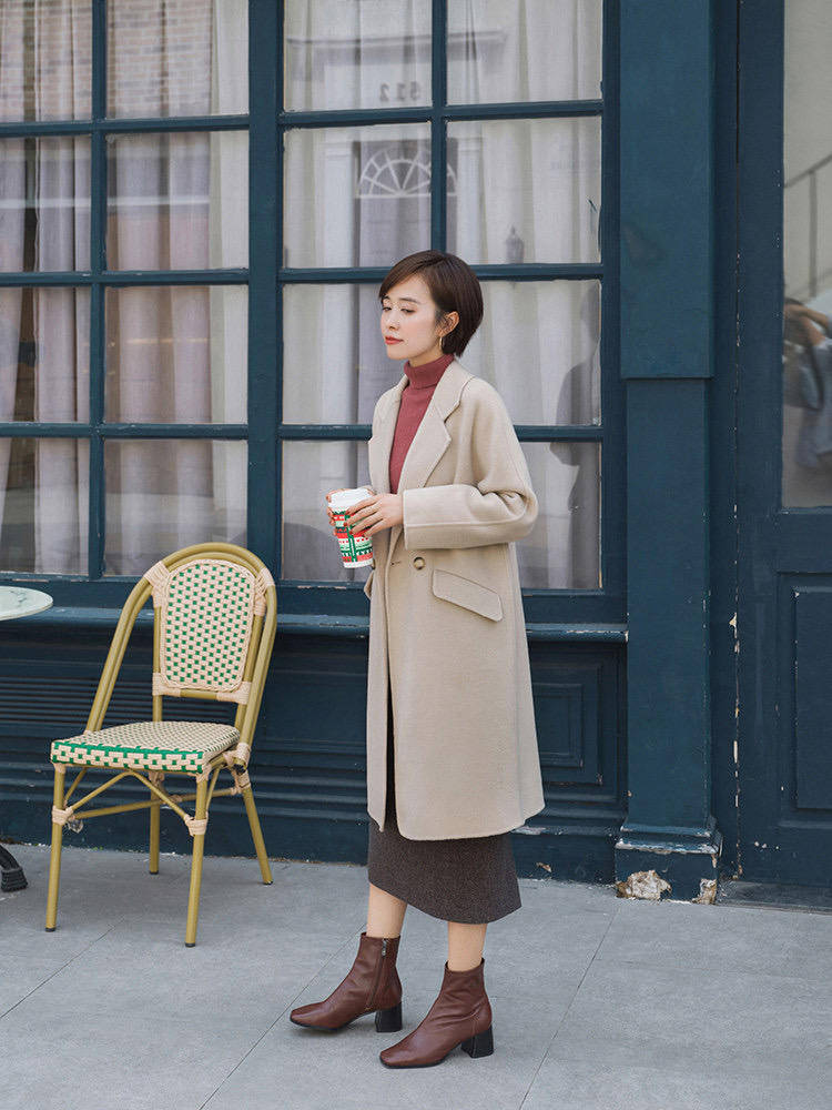 面料 秋冬连衣裙怎么选?穿一件西装领百褶裙就够了,很适合30+的女性