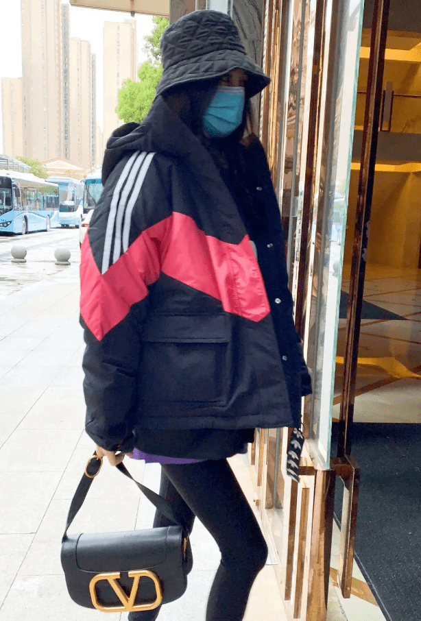 身材 杨幂仗着自己腿细，就穿小一码无痕裤出镜，一点都不像当妈的人