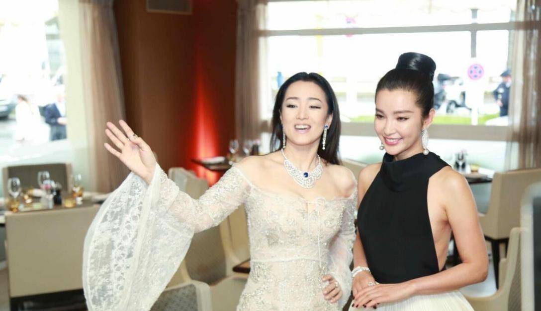 白裙 李冰冰和巩俐都挺高级的,穿上了白色的裙子之后,看着好优雅