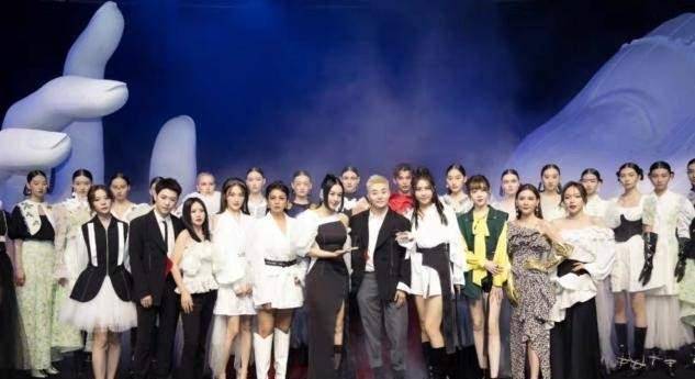 周海媚 周海媚罕见现身秀场，不做发型成全场最朴素，同框钟丽缇像隔辈人