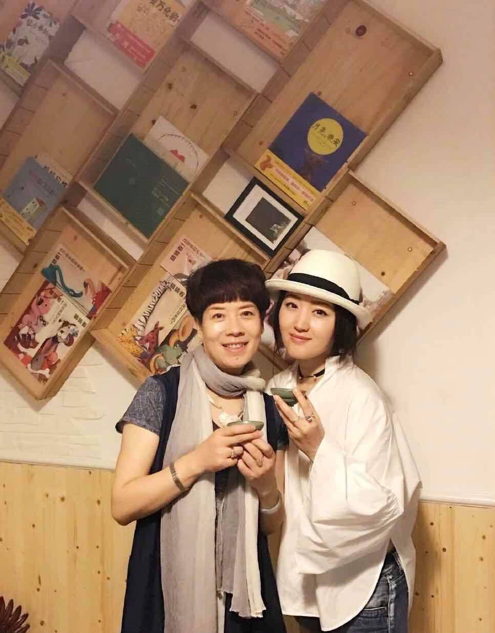 配饰 杨钰莹把自己当小姑娘，穿白衬衫下摆还镂空，玩下衣失踪真时髦