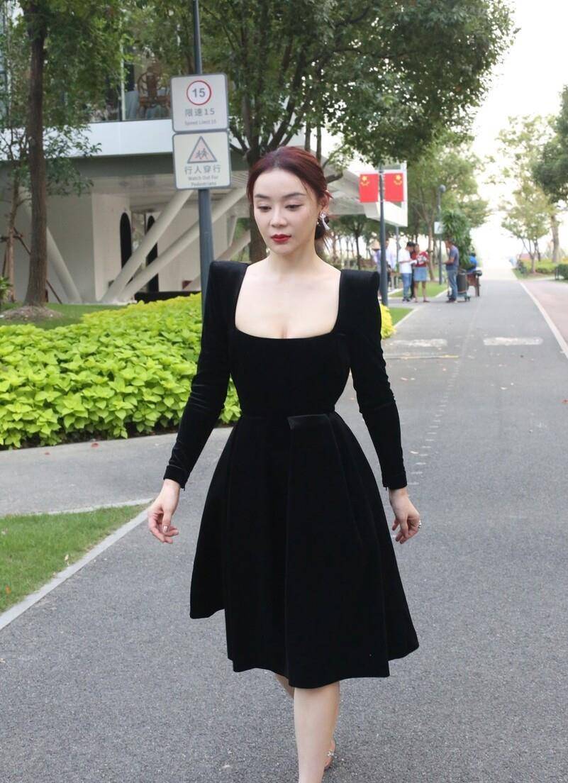 黑色 袁姗姗也爱复古风,方领丝绒裙精致典雅,奈何脸颊凹陷没了少女范