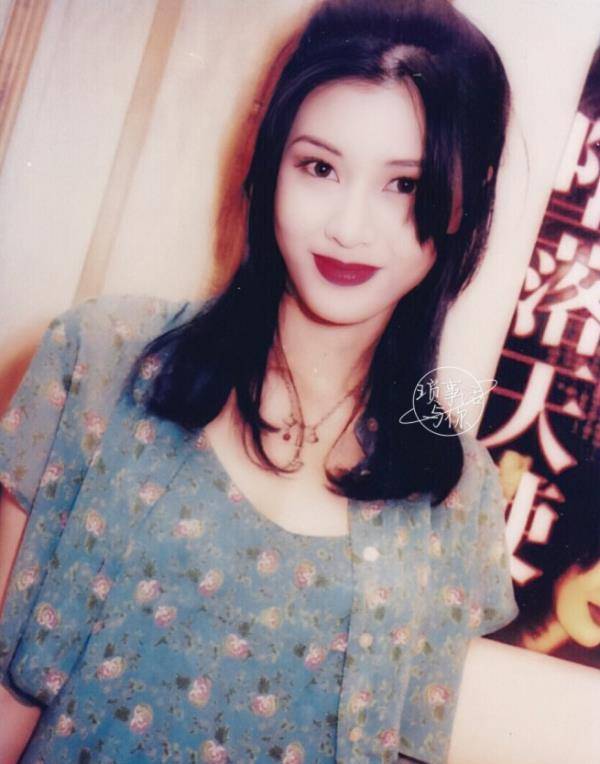 黑色 李嘉欣穿黑色蕾丝裙现身，51岁依然皮肤紧致，举手投足都有豪门范