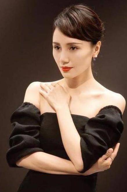 赫本 袁泉也太美了吧！微卷短发加赫本裙，惹无数网友为之惊叹