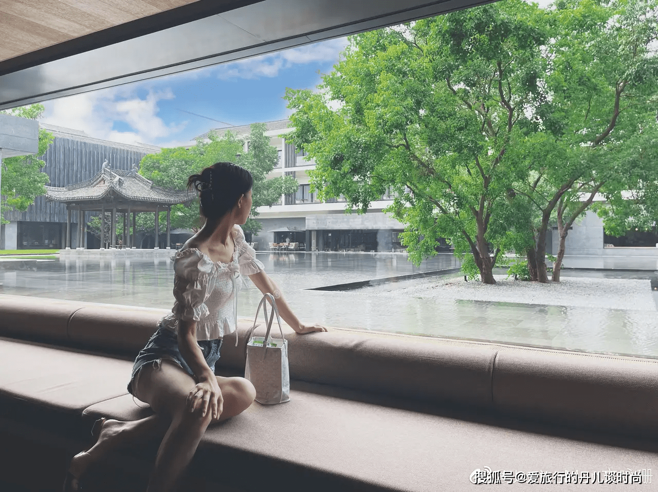 文咏珊 嫁进豪门的文咏珊，出游穿搭非常接地气，白色衬衫配牛仔裤甜美又减龄