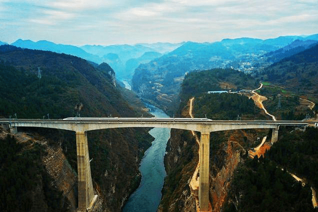 高铁进山洞图片