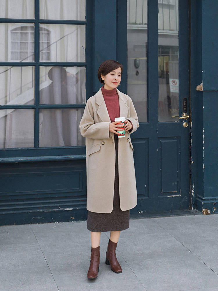 面料 秋冬连衣裙怎么选?穿一件西装领百褶裙就够了,很适合30+的女性