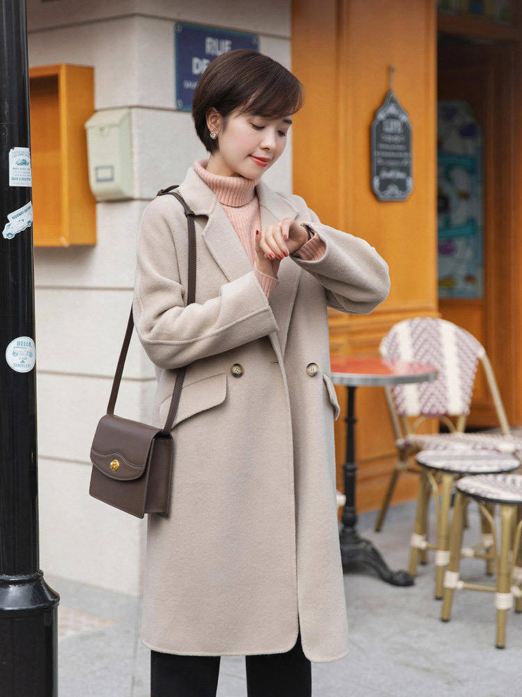 面料 秋冬连衣裙怎么选?穿一件西装领百褶裙就够了,很适合30+的女性