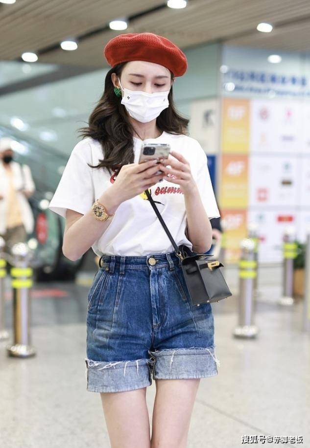 显得 未婚的沈梦辰少女感满满,短裤虽然显得胯有点宽,但曲线感更强了