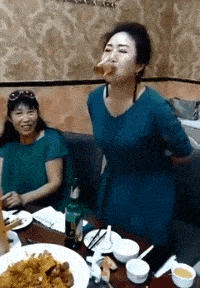 搞笑GIF趣圖:姑娘，厲害啊，這樣喝酒我還是第一次見到呢！ 搞笑整蠱 第1张