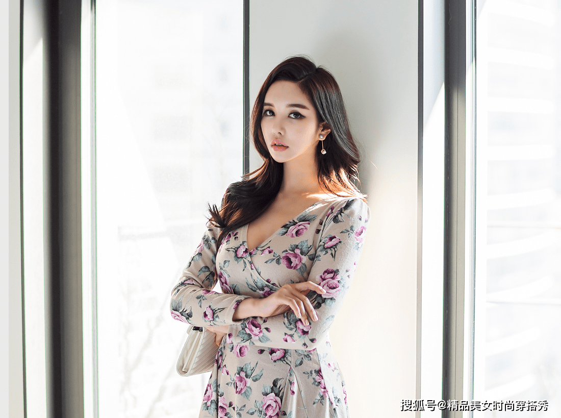 文清 美女身穿印花连衣裙,可谓是低调不低质,诠释真正极简风的灵魂