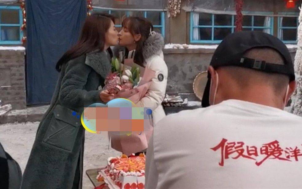 感觉没修图的刘涛张嘉倪，皮肤状态一个比一个差，这才是真实样子！