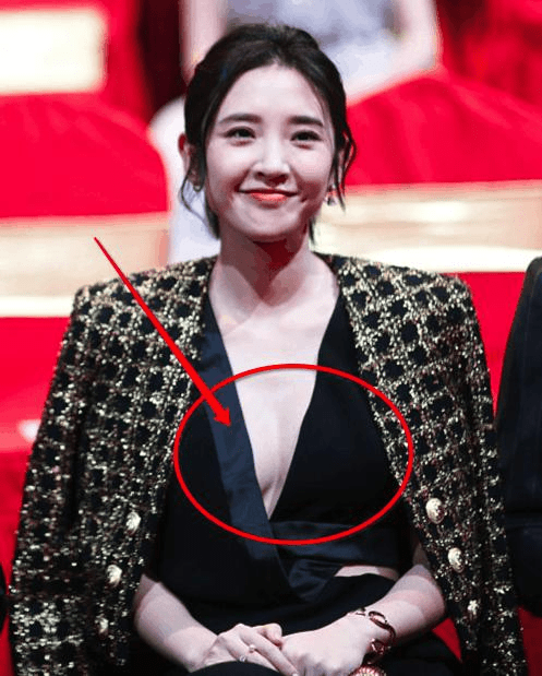 黑色 唐艺昕都当妈了却还像个小女孩，扎着丸子头，但穿“妈妈”装挺美