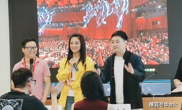 侄子玖月奇迹王小玮和侄子疯玩！公园狂跑转圈好兴奋，穿紧身衣曲线完美