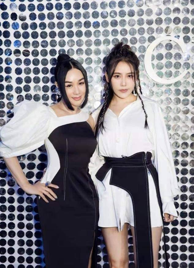 周海媚 周海媚罕见现身秀场，不做发型成全场最朴素，同框钟丽缇像隔辈人