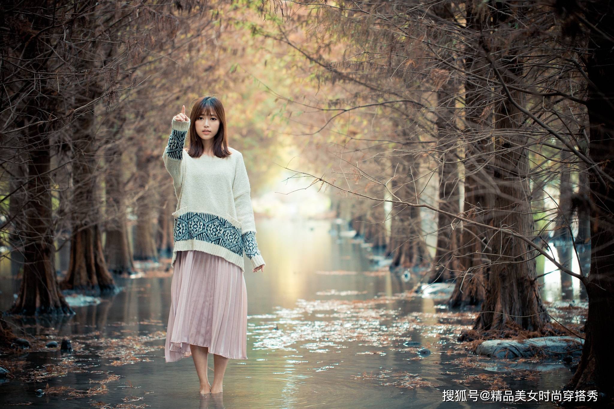 什么 十一出游这样穿也很美,针织毛衣搭配粉色半身裙,甜美又减龄