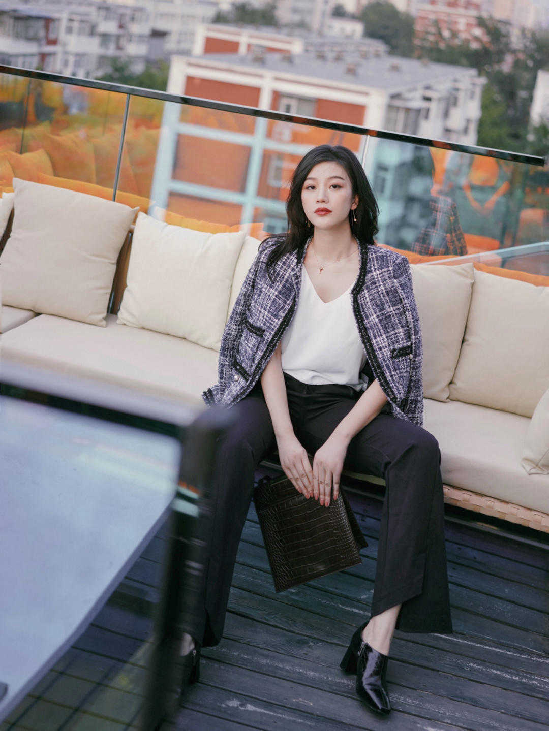 显得 30岁左右的气质女性，秋季多穿这些基础款单品，百搭又时髦