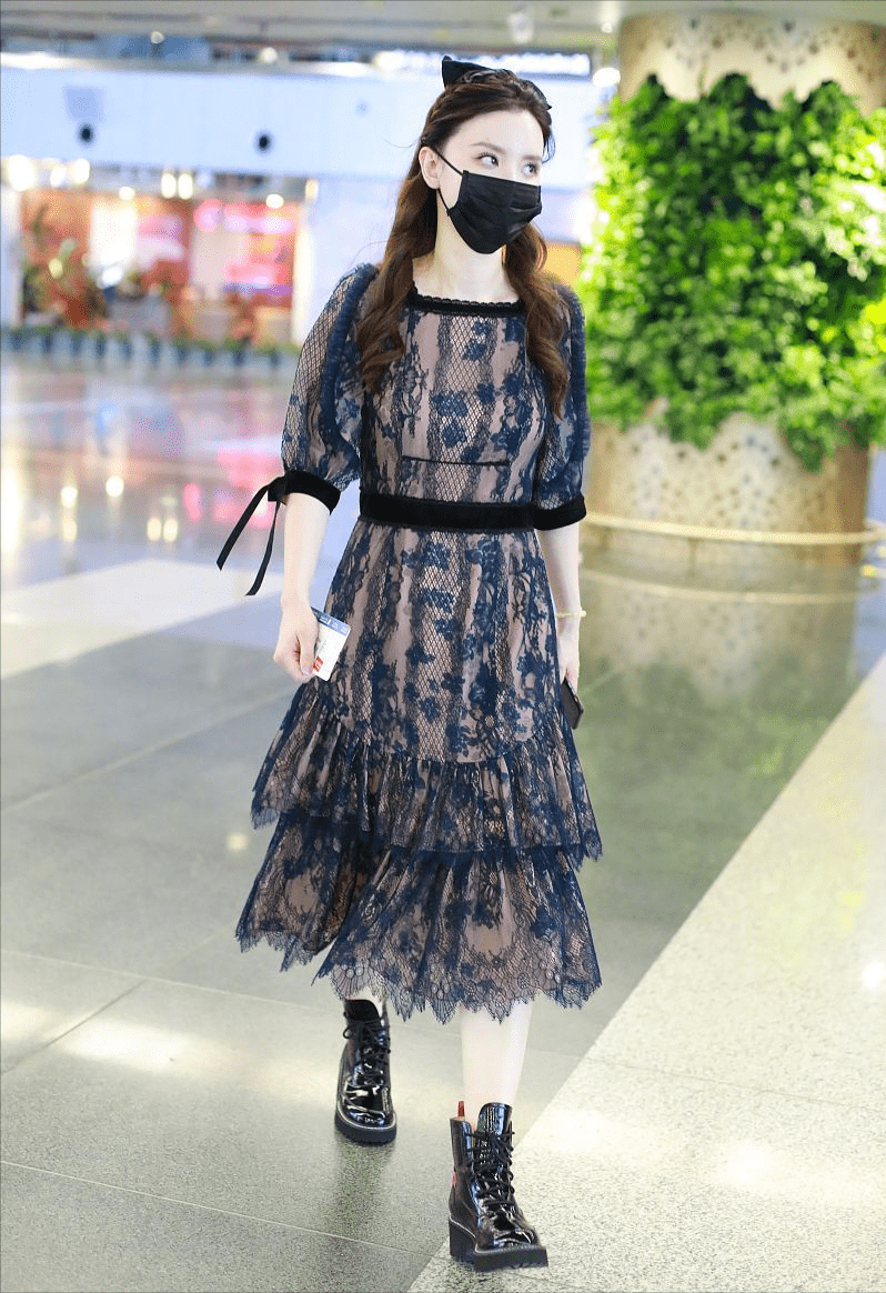 整体 张萌真没有“老板娘”的架子,碎花裙穿得清新甜美,好似小姑娘