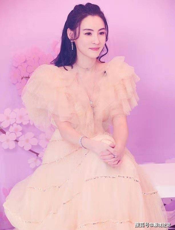 女神 张柏芝真的好美，杏色薄纱礼服裙浪漫精致，甜美动人显女神范