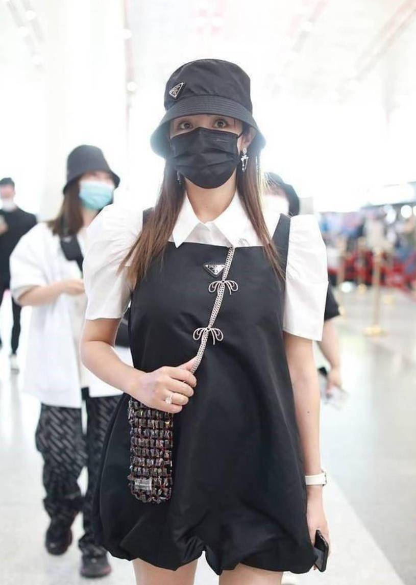 感觉 麦迪娜叠穿吊带裙走机场，一点也看不出怀孕，不仅遮肚还减龄