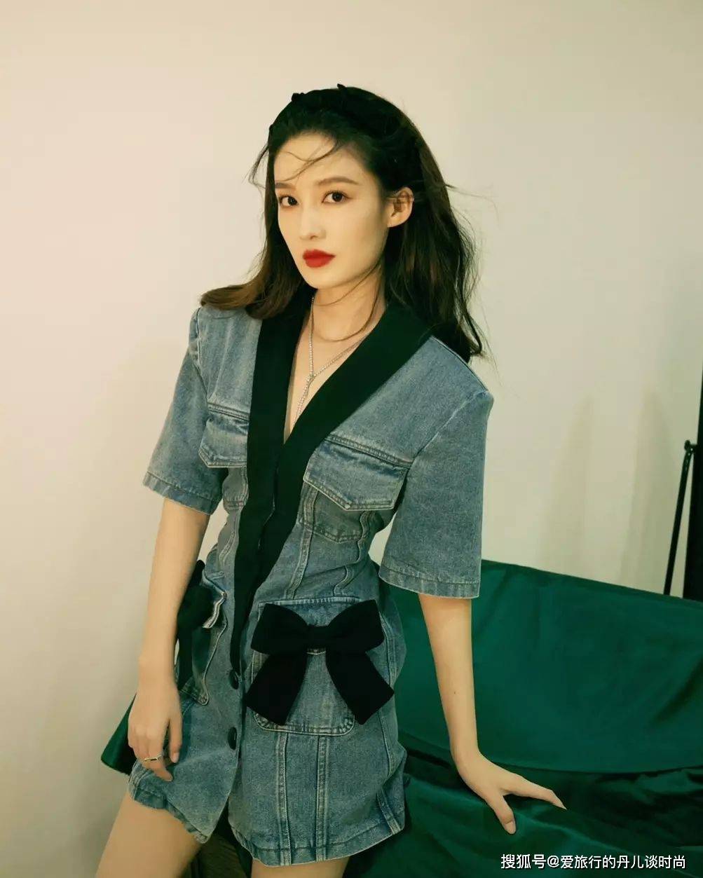 少女 李沁一袭拼色牛仔连衣裙,气质清甜,少女感十足