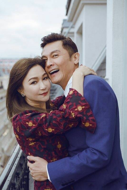 关礼杰俩女儿罕见同框,关枫馨戴钻戒引热议,关枫盈戴鼻环超抢镜