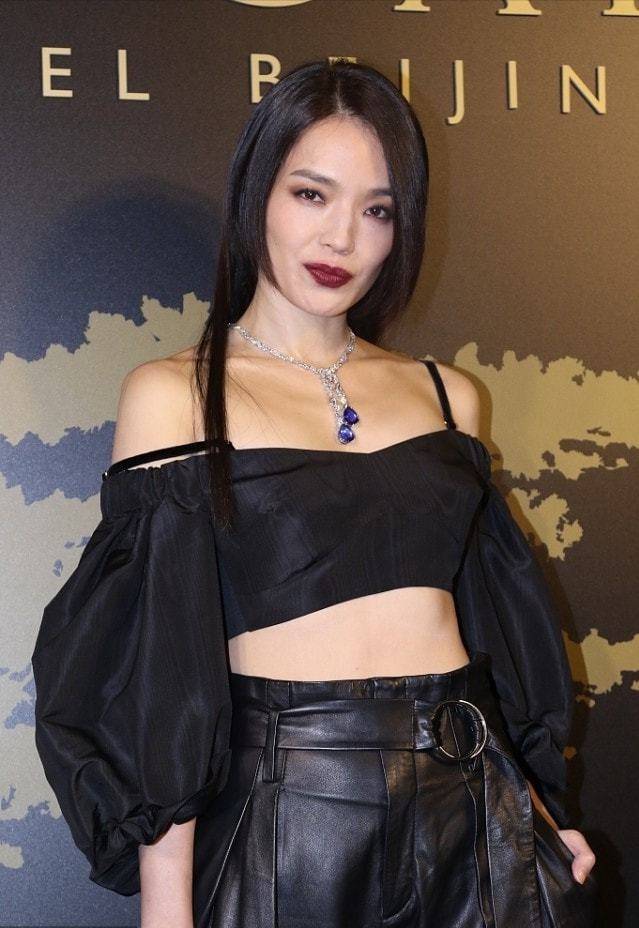 身材 舒淇不走寻常路，穿大码格纹衬衫好慵懒，不过还挺时髦的