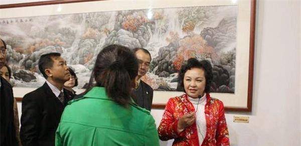 刺绣 云南妇女绣完《百骏图》，商人拿380万求购，她为何果断拒绝