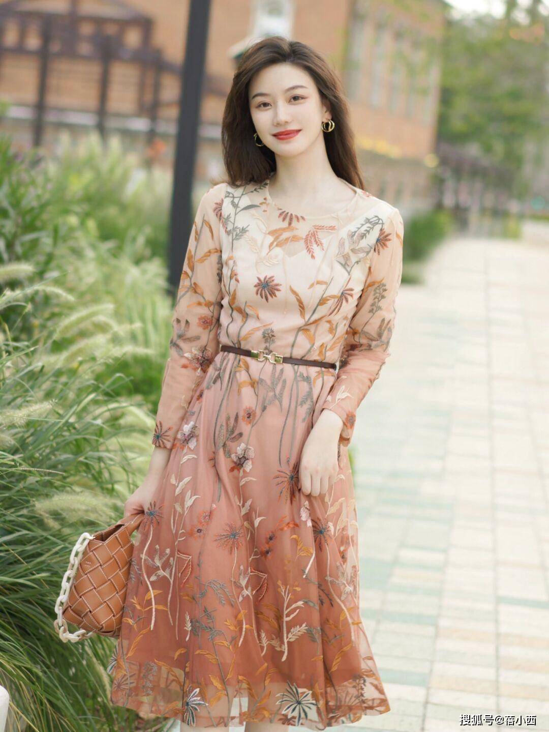 连衣裙 40岁女人穿衣要讲究点，学博主的连衣裙、半身裙搭配，优雅又体面