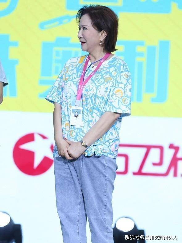 身形 蔡明越老越漂亮,穿绿色衬衫配连衣裙好洋气,不输同框李思思