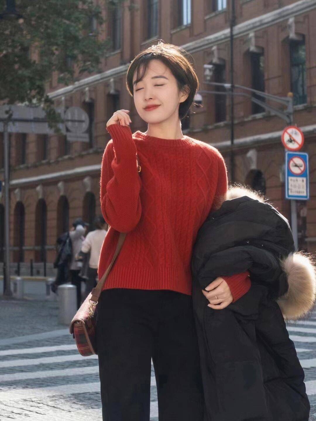 整体 秋天不妨可以试试红色的单品，张扬显白又有活力感