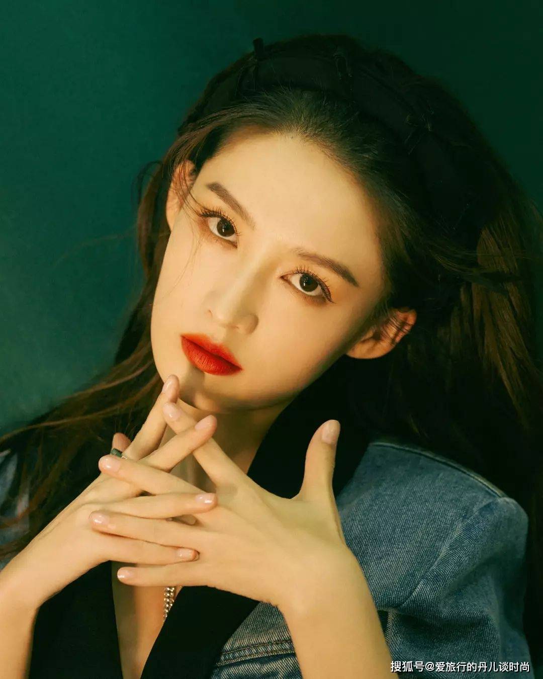 少女 李沁一袭拼色牛仔连衣裙,气质清甜,少女感十足