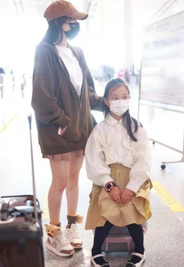 青春 李小璐和女儿甜馨出行,母女二人反差太萌,是装嫩还是甜美风?