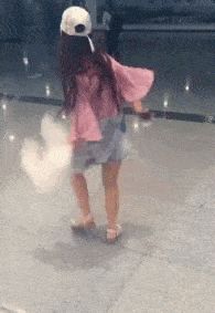 搞笑GIF趣圖：妹子這麼多人看著呢，沒把握的事情以後少做吧 搞笑整蠱 第3张