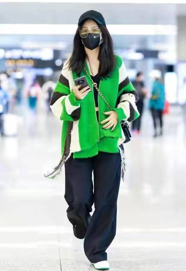 佟丽娅 佟丽娅离婚后大胆许多！穿露脐装秀性感身材，戴茶色眼镜变身辣姐