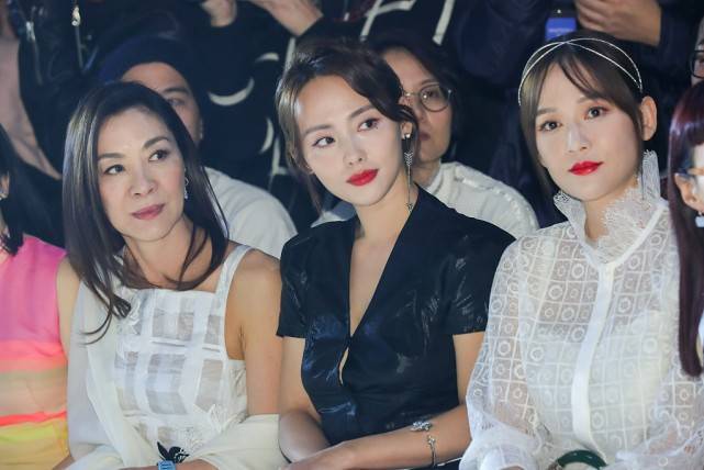 魅力 杨紫琼的气场真该坐C位，虽然肤色不白，但在众女星面前太有气质