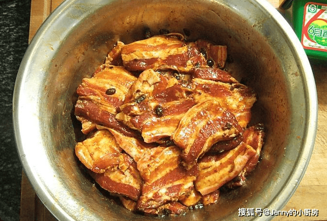 做法|五花肉别总炒着吃,加点大米蒸着吃更美味,软糯不油腻,越吃越香