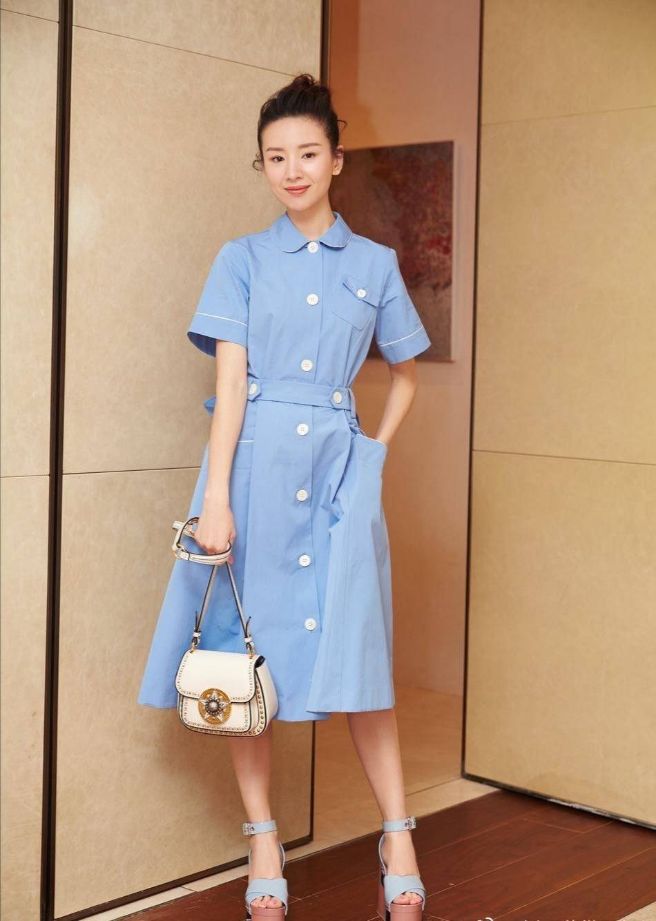 黑色 41岁董洁老得挺真实,化浓妆也没遮住法令纹,中年气息藏不住了