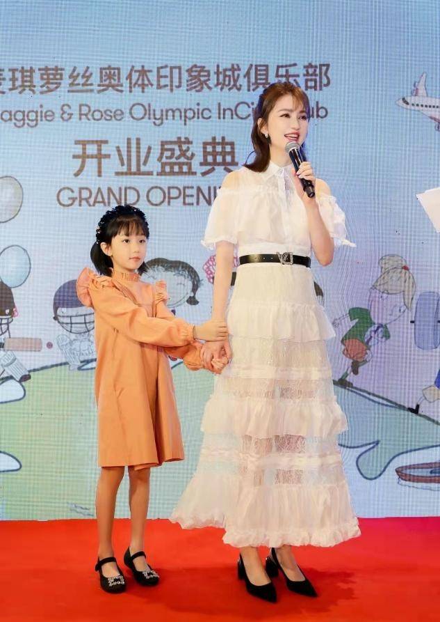 洪欣 洪欣带7岁女儿捞金，她穿蕾丝裙留齐刘海，打扮得比女儿还娇嫩