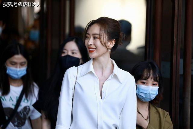整体 童谣气场真强大，基础款白衬衫搭配黑裤子，真像“霸道女总裁”