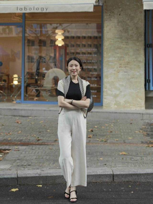 是属于 30岁~45岁的女性秋季穿搭分享，针织衫配直筒九分裤，显瘦又减龄
